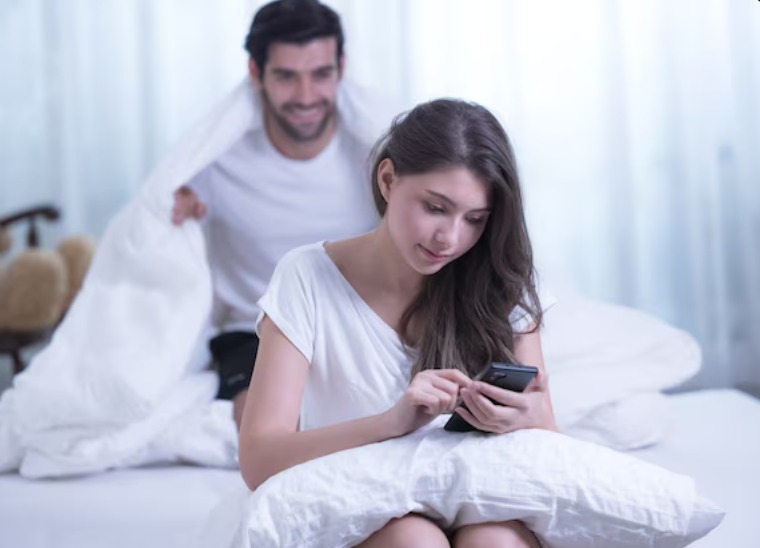 How to Recognize the Subtle Signs of an Affair